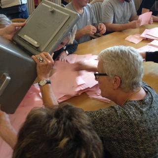Le dépouillement des urnes pour le 3e tour des élections à la mairie de Porrentruy a eu lieu ce dimanche 27 octobre. [Gaël Klein]