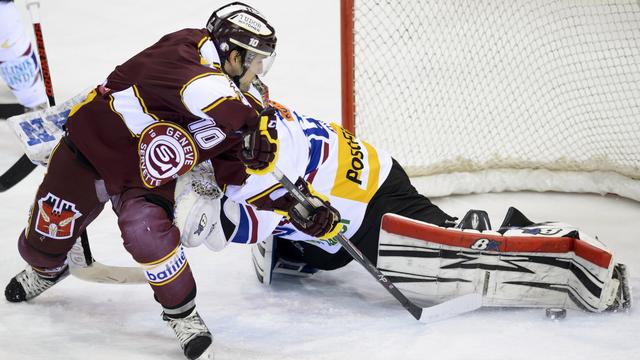 Auteur d'un doublé et de 2 assists, Lombardi (10) a régalé la patinoire des Vernets. [KEYSTONE - Laurent Gillieron]