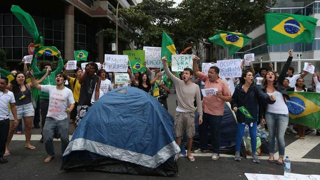 Des dizaines de milliers de personnes ont encore défilé ce week-end dans plusieurs villes brésiliennes afin d'appeler le gouvernement à mettre l'accent sur l'amélioration des services publics et à la lutte contre la corruption. [Marcelo Sayão - EPA]