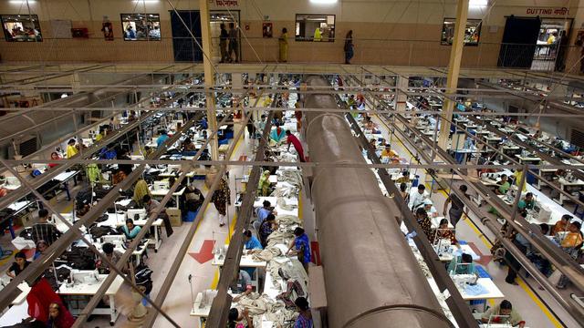 Une dizaine de grandes marques se sont engagées à améliorer la sécurité des usines textiles au Bangladesh. [AP Photo/Keystone - Manish Swarup]