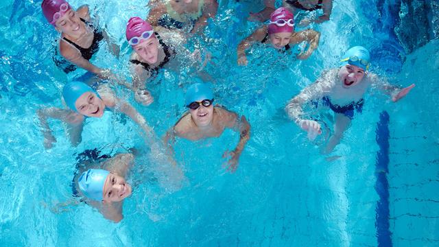 Les nageurs ont la parole pour imaginer l'avenir de leur piscine. [Fotolia - shock]