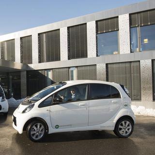 L'EPFL et l'EHL disposent désormais d'un parc de 14 voitures électriques. [Jean-Christophe Bott]