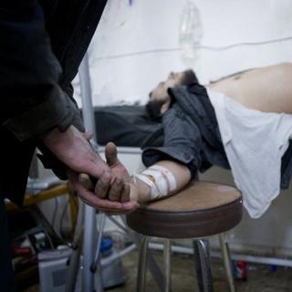 Un blessé est soigné dans un hôpital de fortune, le 1er mars 2012 dans le quartier Baba Amr à Homs, en Syrie.