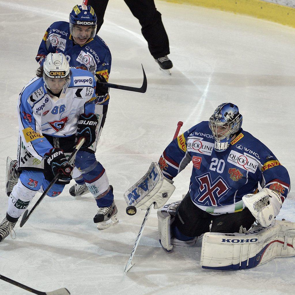 Reto Berra face à Julien Sprunger, un duel que l'on retrouvera dès le 3e acte de la série. [KEYSTONE - LUKAS LEHMANN]