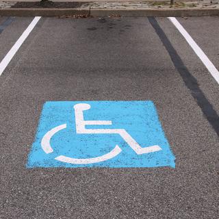 La Fondation suisse pour les paraplégique invitait les automobilistes à utiliser une place démarquée contre un prospectus. [Tupungato]