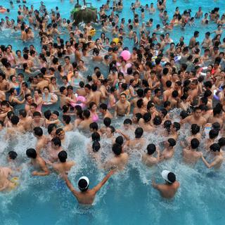 Quelque 800'000 personnes seraient concernées par l'interdiction de séropositifs dans les bains publics en Chine. [EPA/Zhou Chao]