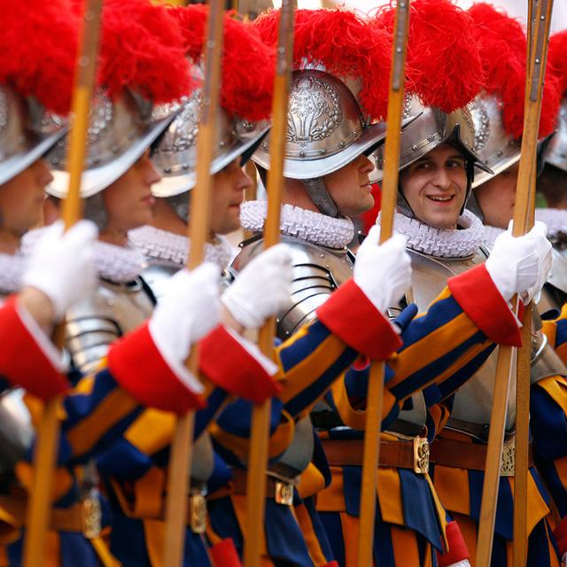 Les gardes suisses du Vatican dont l'uniforme aurait été imaginé par Michel-Ange. [Tony Gentile]