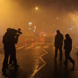 La police a utilisé des balles en caoutchouc et des canons à eau après avoir été attaquée à Belfast par des émeutiers pour la cinquième soirée consécutive. [Peter Muhly]