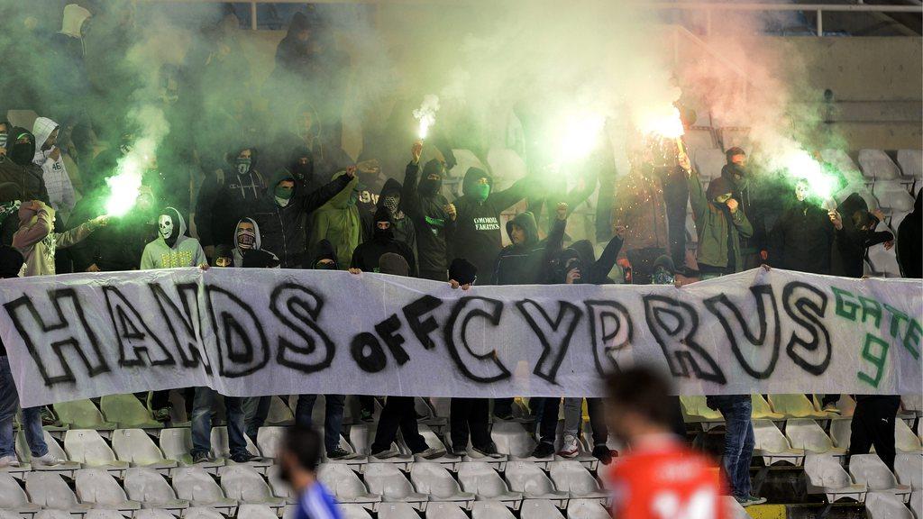 "Bas les pattes de Chypre": les supporters de l'île ont exprimé leur rancoeur lors de la rencontre de football contre la Suisse. [KEYSTONE - GEORGIOS KEFALAS]