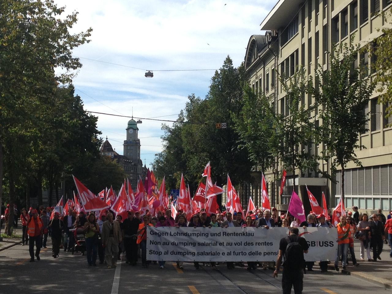 Les manifestants défilent dans les rues de Berne. [Emmanuelle Jaquet]