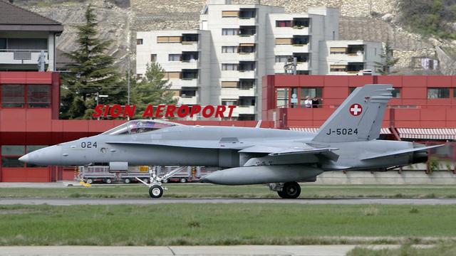 L'armée se prononcera sur le sort de l'aérodrome de Sion, qu'elle pourrait déserter. [Olivier Maire]