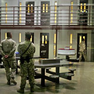Des gardes dans la prison de Guantanamo. [AP Photo/Keystone - Brennan Linsley]