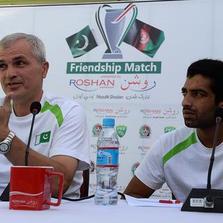 Conférence de presse avec le coach pakistanais avant le match amical de football contre l'équipe afghane. [Shah Marai]