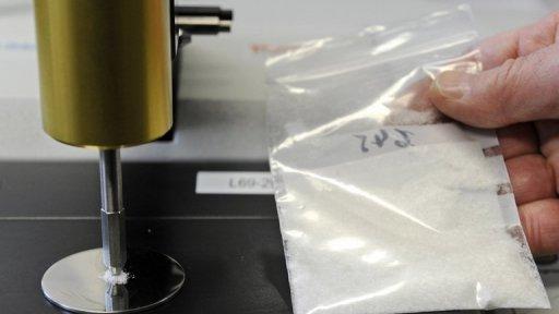 Un ingénieur du service national des douanes judiciaires analyse du 4-MEC, une drogue de synthèse proche de l'ecstasy, le 25 février 2011 près de Lyon.