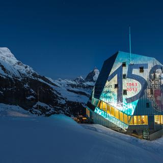 La cabane du Mont-Rose illuminée par l'artiste Gerry Hofstetter pour marquer les 150 ans du Club alpin suisse. [sac-cas.ch]