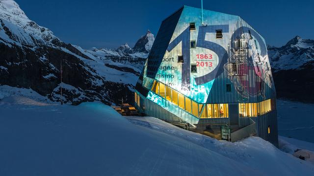 La cabane du Mont-Rose illuminée par l'artiste Gerry Hofstetter pour marquer les 150 ans du Club alpin suisse. [sac-cas.ch]