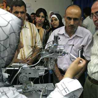 Une étudiante de l'Université technologique de Bagdad montre un robot qu'elle a mis au point. [Mohammed Ameen]