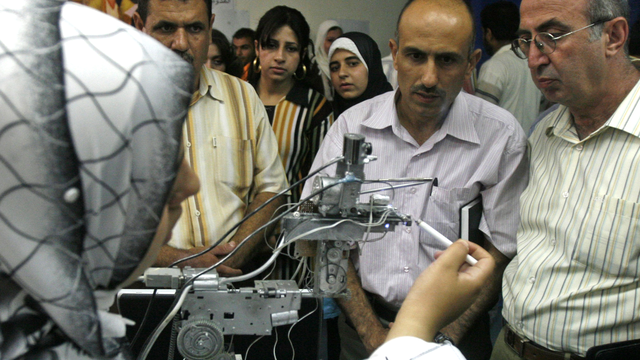Une étudiante de l'Université technologique de Bagdad montre un robot qu'elle a mis au point. [Mohammed Ameen]