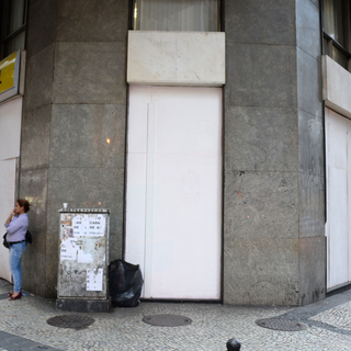 Les commerces - banques notamment (ici à Rio) - se sont barricadés en prévision de la journée de grève. [Vanderlei Almeida]