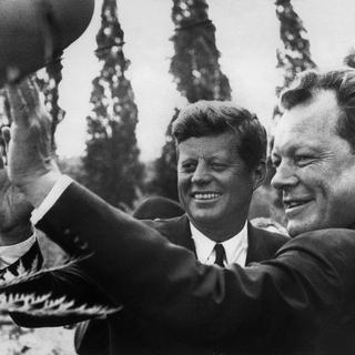 John Fitzgerald Kennedy avait été reçu par Willy Brandt le 26 juin 1963 à Berlin. [STRINGER]