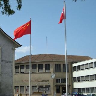 Le drapeau de la république populaire flotte au centre de Reconvilier, devant l’usine Baoshida-Swissmetal. [Alain Arnaud]