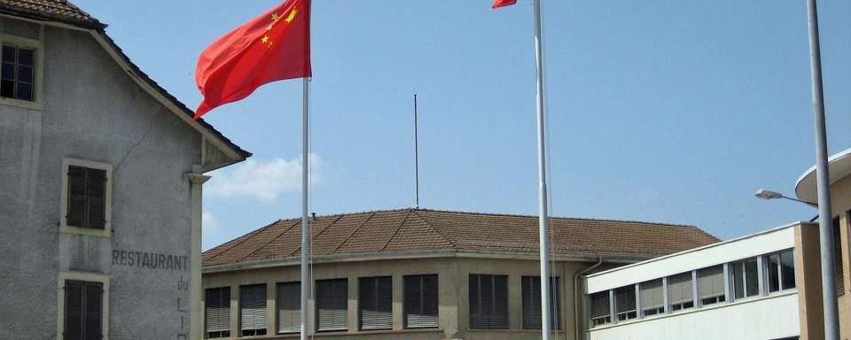 Le drapeau de la république populaire flotte au centre de Reconvilier, devant l’usine Baoshida-Swissmetal. [Alain Arnaud]