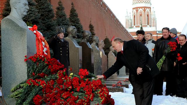 Pour les soixante de la mort de Staline, le leader du parti communiste russe dépose des fleurs sur la tombe du dictateur, enterré sur la place Rouge à Moscou. [ANDREY SMIRNOV]