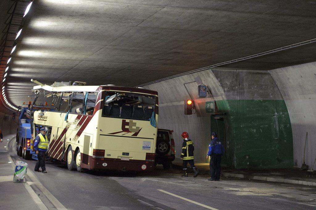 Six adultes et 22 enfants avaient perdu la vie dans un accident de car sur l'A9, en Valais. [KEYSTONE - Laurent Gilliéron]