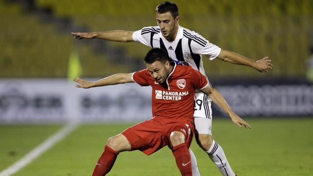 Battus 1-0 à Belgrade, Andreas Wittwer (en rouge) et Thoune ont une chance face au Partizan de Filip Malbasic.