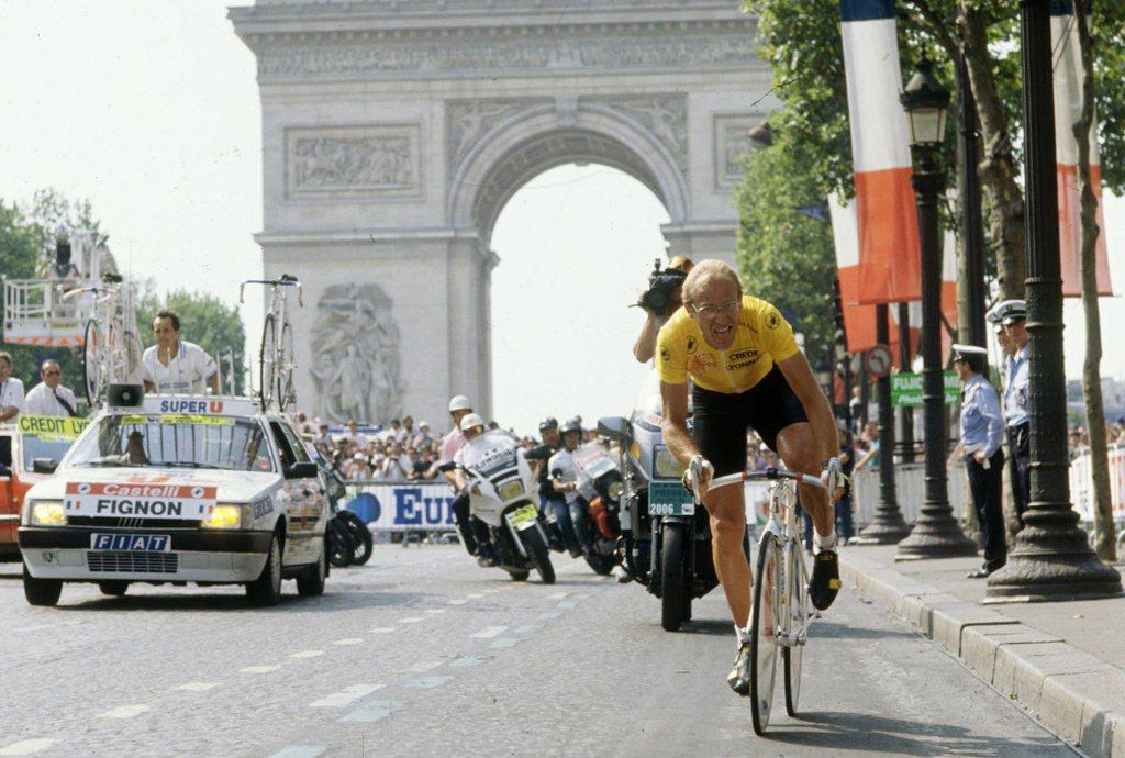 Fignon remonte les Champs-Elysées en 1989. Il finira battu. [KEYSTONE - Boutroux]