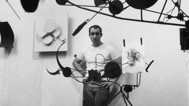 Jean Tinguely dans son atelier, Impasse Ronsin. Méta-Matic, approx. 1959. [Museum Tinguely, Basel - Martha Rocher]