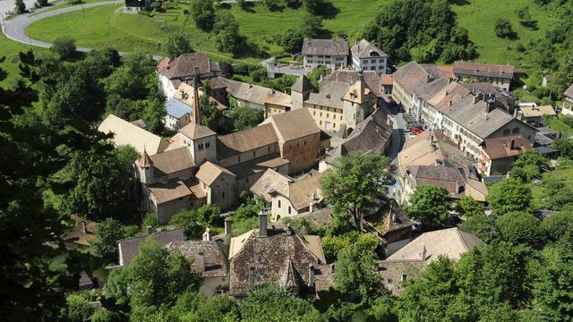 Niché dans le vallon du Nozon, Romainmôtier est en fait une ville, reconnue comme telle au XVIe siècle. [RTS - L'Illustré]