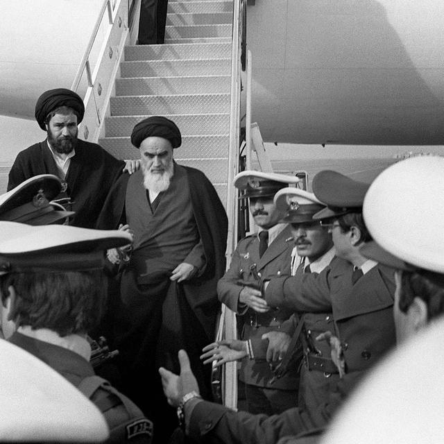 Le 1er février 1979, arrivée de l'Ayatollah Khomeini à l'aéroport de Téhéran après son exil en France. [Gabriel Duval]
