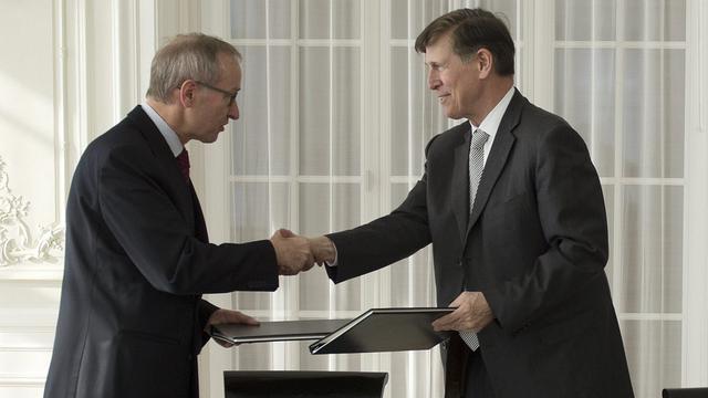 L'accord FATCA a été signé le 14 février 2013 à Berne par le secrétaire d'Etat Michael Ambühl et l'ambassadeur américain Don S. Beyer. [Keystone - Peter Schneider]