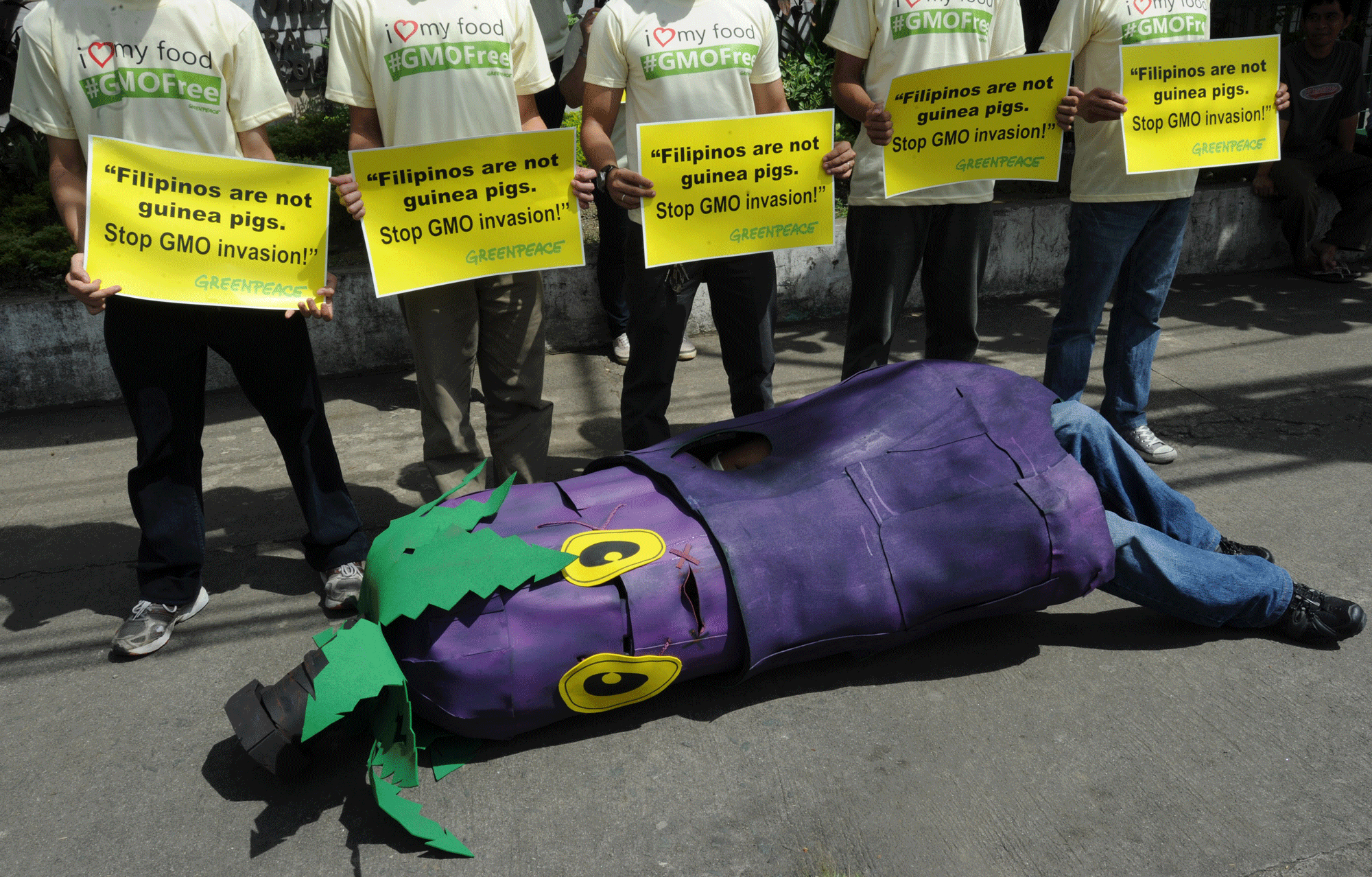 Un activiste de Greenpeace déguisé en Aubergine, lors de la manifestation contre Monsanto aux Philippines. [Jay Directo]