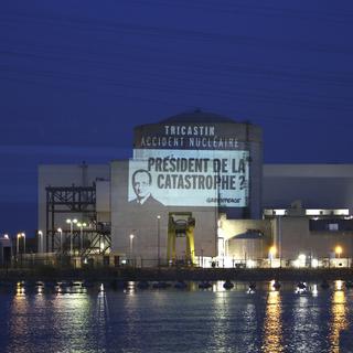 L'action de Greenpeace visait notamment François Hollande. [AP/Greenpeace/Micha Patault]