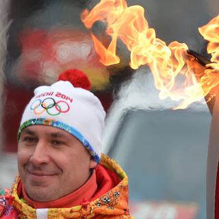 Stanislav Pozdniakov porte la flamme olympique. [RIA Novosti/AFP - Ramil Sitdikov]