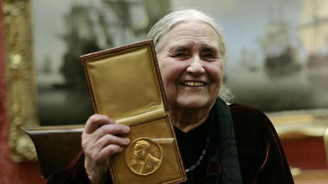 2007 - Doris Lessing (Royaume-Uni) - L'Académie suédoise récompense "la conteuse épique de l'expérience féminine, qui avec scepticisme, ardeur et une force visionnaire scrute une civilisation divisée". Née en Iran en 1919, alors que son père était capitaine dans l'armée britannique, la romancière a vécu la première partie de sa vie en Afrique, dans l'ancienne colonie britannique de Rhodésie du sud, aujourd'hui Zimbabwe, ce qui marquera son oeuvre. [Shaun Curry]