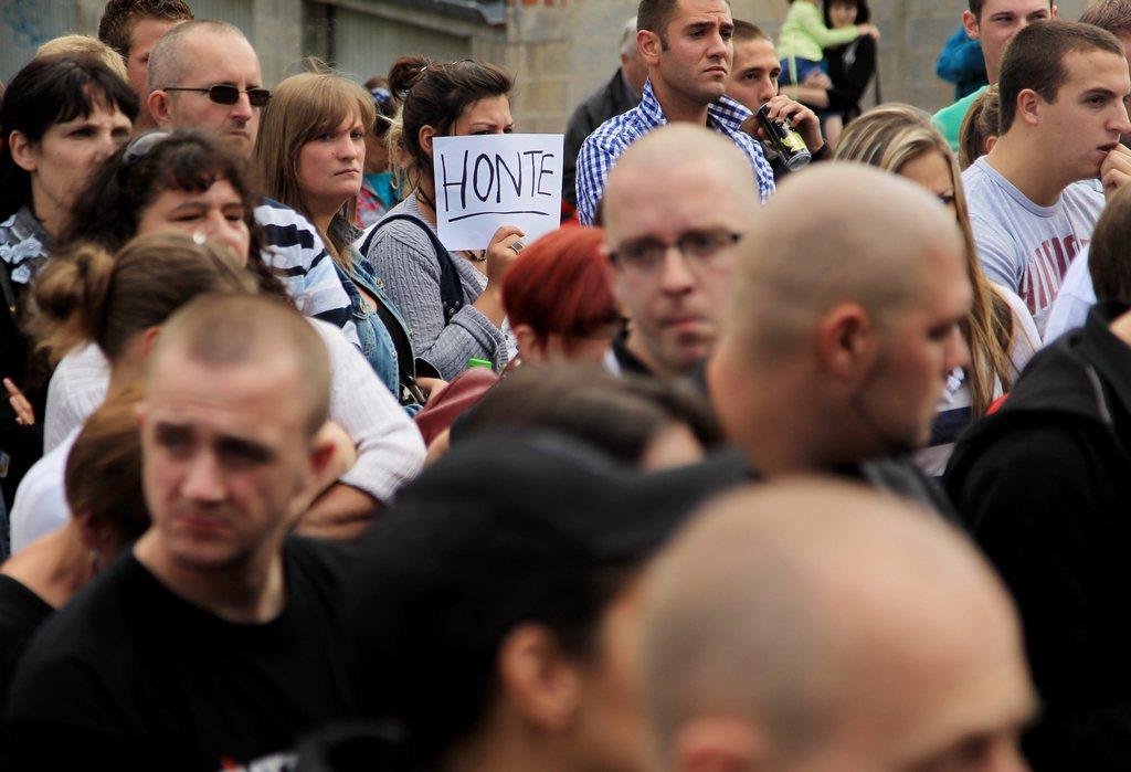 Des manifestants d'une formation d'extrême droite s'étaient rassemblés pour demander la "pendaison pour les pédophiles". [KEYSTONE - OLIVIER HOSLET]