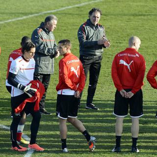 L'équipe suisse de football à l'entraînement. [Walter Bieri]