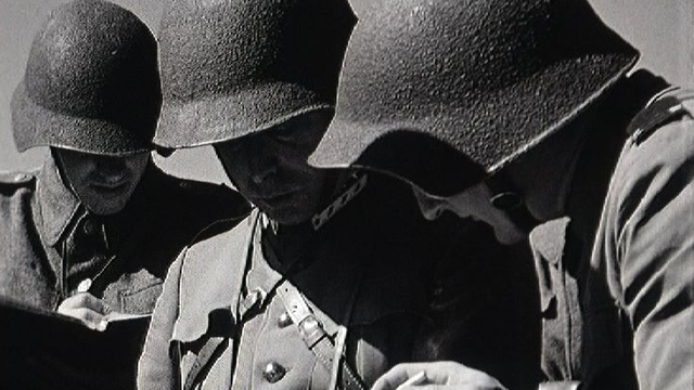 Soldats suisses à la manoeuvre en 1954. [RTS]