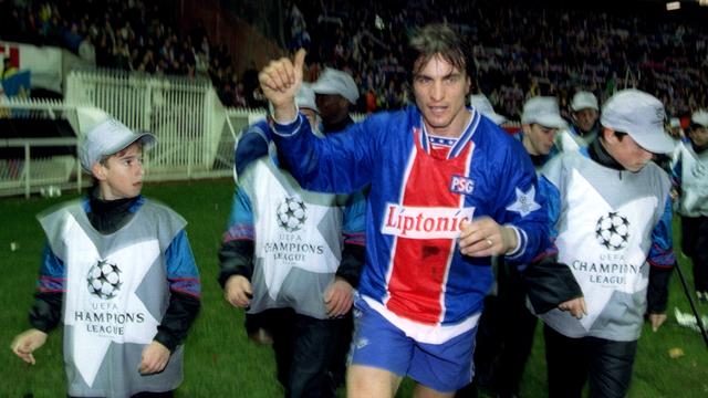 Ginola jubile, le PSG a éliminé le Barça. Il perdra en demi-finale contre l'AC Milan. [Jean-Christophe Kahn]