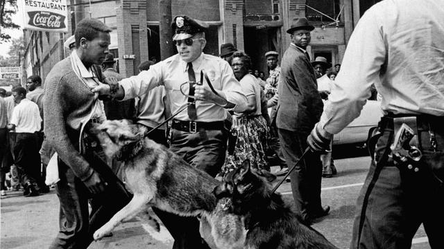 La police de Birmingham (Alabama) lâche ses chiens contre les manifestants, 3 mai 1963. [AP/Keystone - Bill Hudson]