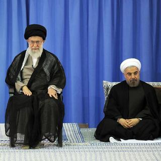 Mahmoud Ahmadinejad (gauche) a cédé sa place à Hassan Rohani (droite) en présence du guide suprême, l'ayatollah Ali Khamenei. [EPA]