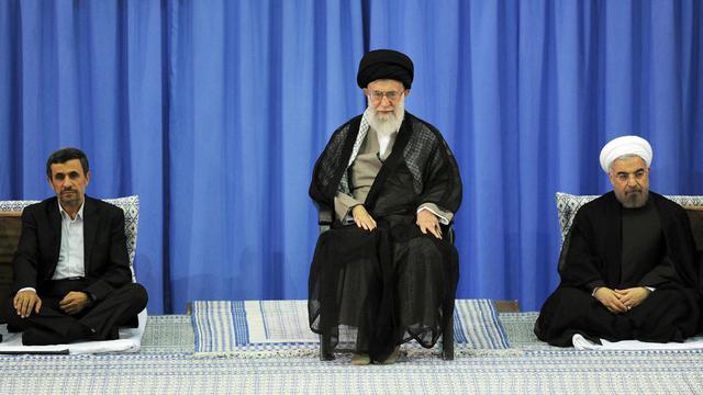 Mahmoud Ahmadinejad (gauche) a cédé sa place à Hassan Rohani (droite) en présence du guide suprême, l'ayatollah Ali Khamenei. [EPA]