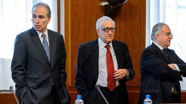 L'envoyé de l'ONU Lakhdar Brahimi (centre) avec des membres de sa délégation ce vendredi à Genève.