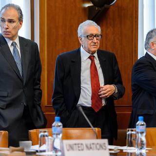 L'envoyé de l'ONU Lakhdar Brahimi (centre) avec des membres de sa délégation ce vendredi à Genève.