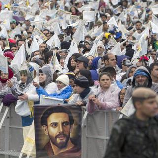 Des fidèles attendent le pape ce mercredi 24 juillet, à l'occasion des Journées mondiales de la jeunesse (JMJ), au Brésil. [David Fernandez - EPA]