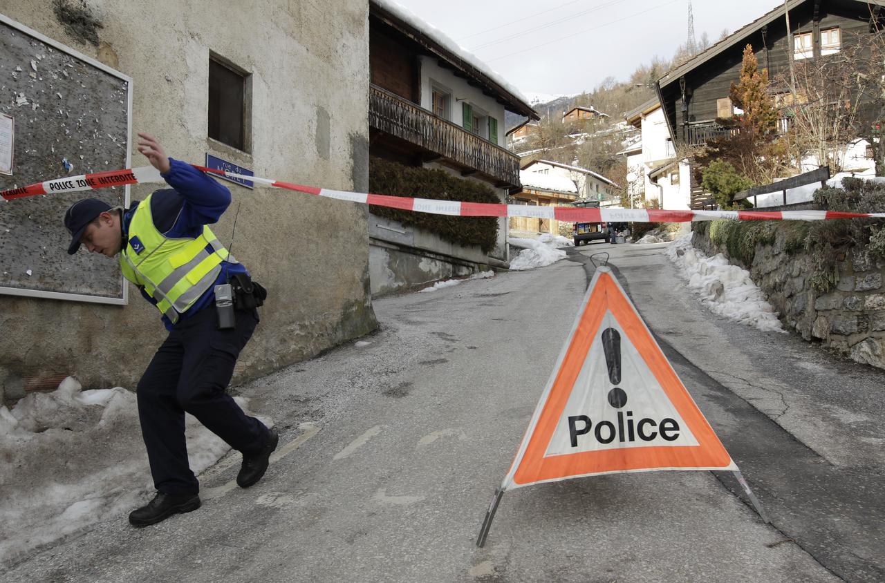 La rue dans laquelle la fusillade a eu lieu a été entièrement bouclée par la police valaisanne. [REUTERS - � Denis Balibouse / Reuters]