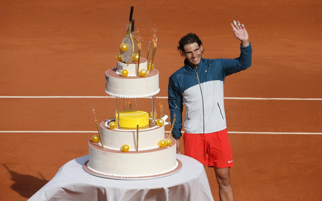 Nadal a reçu un gâteau géant de la part des organisateurs pour son 27e anniversaire. [KEYSTONE - Michel Spingler]